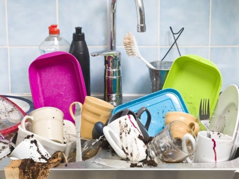 Быт или не быт: кто моет посуду, если оба работают на равных? Женские и мужские обязанности в отношениях фото