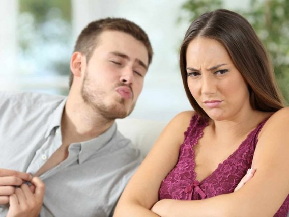 Девушка сказала, что вы просто друзья. Блефует или без шансов?