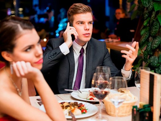 Как не слить в унитаз первое свидание? 8 самых неудачных тем для разговора