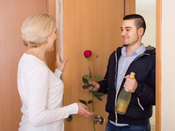 Молоденькие девушки против зрелых тёть