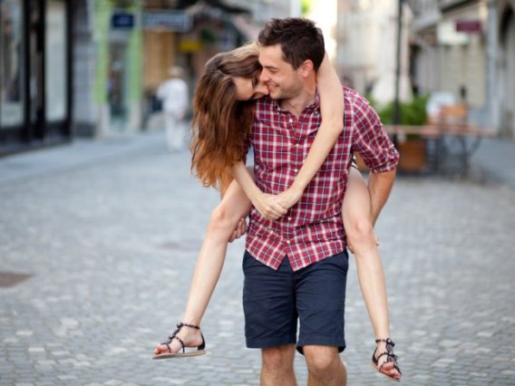 Почему девушка ведет себя как ребенок? 3 причины и 5 способов это исправить