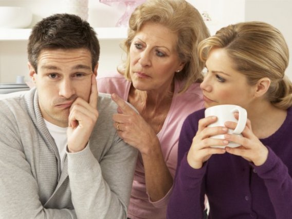 Почему ее мама вмешивается в ваши отношения? 5 советов по решению проблемы